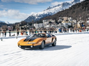 Klasyki Mercedesa na skutym lodem jeziorze St. Moritz